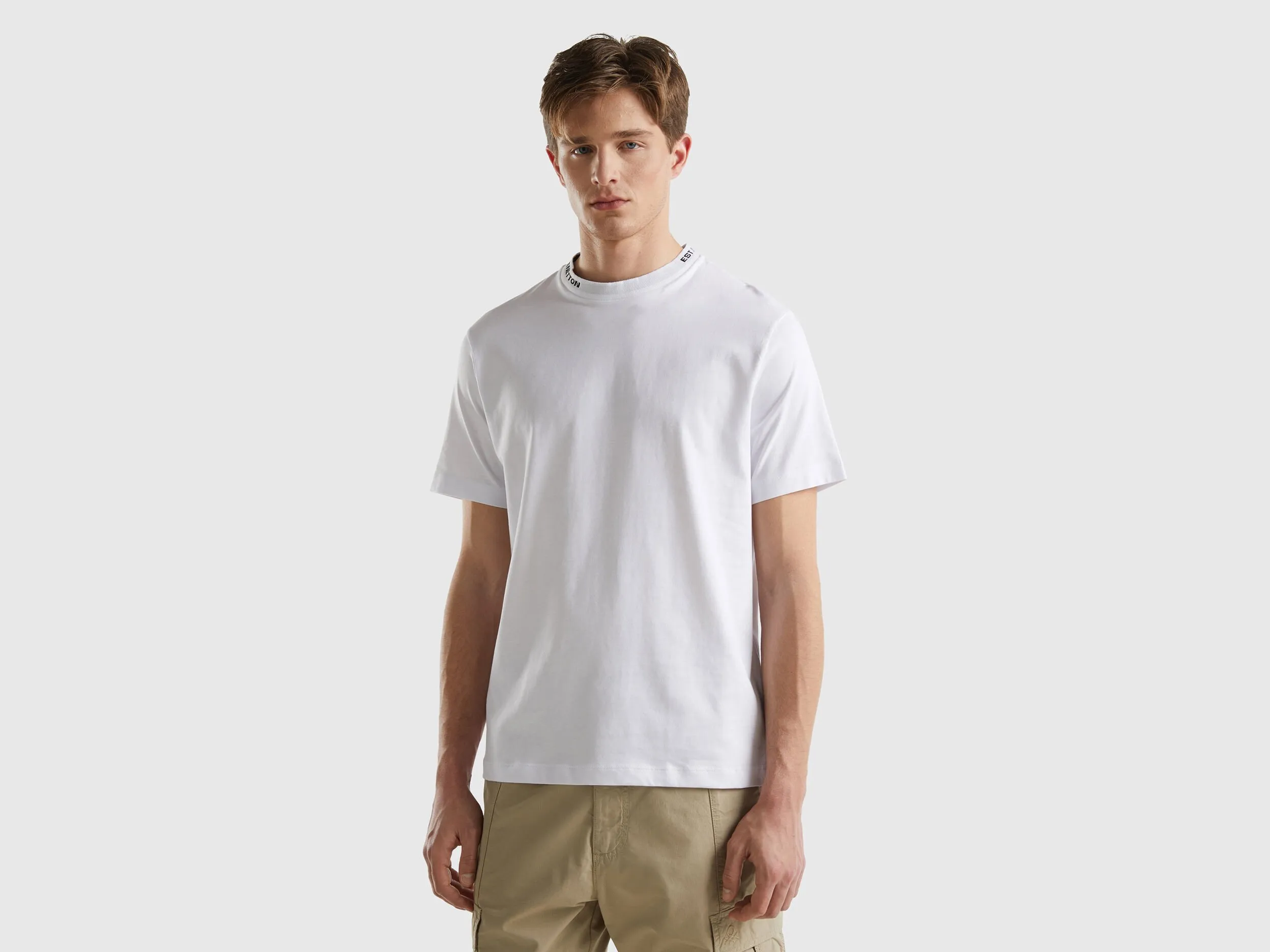 Camiseta blanca con bordado en el cuello